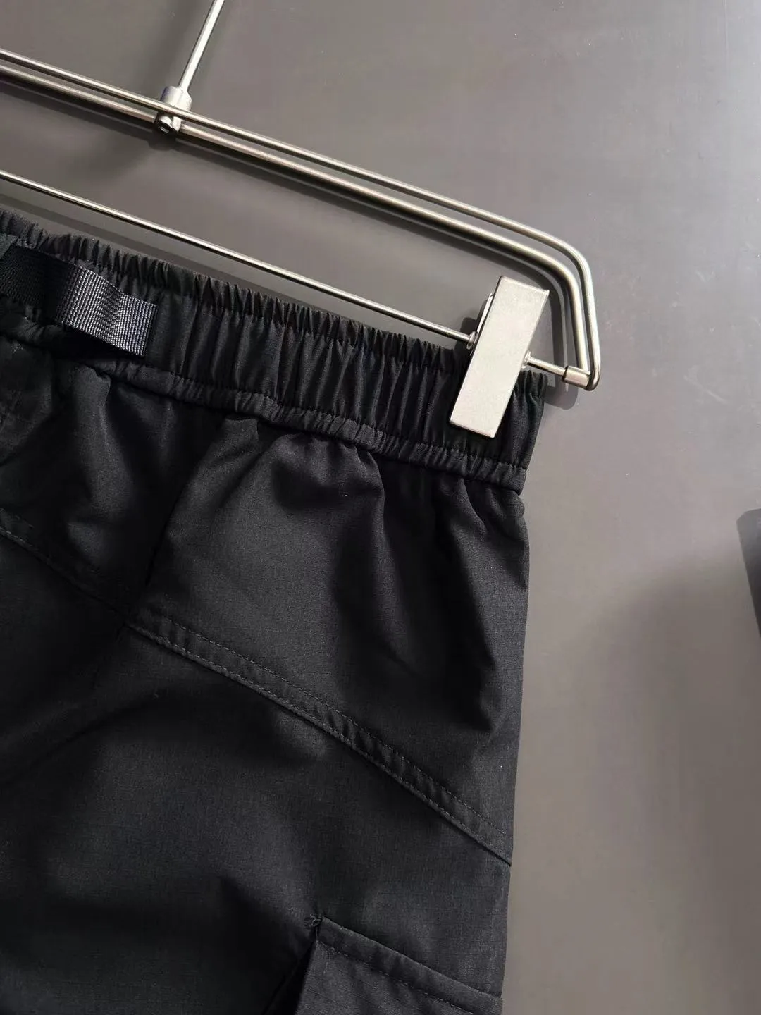 Next day delivery P360 Stone lsland 2025 spring and summer new casual solid-color legged trousers with elastic band. The hem of the trousers is hemmed with two needles. The stitching is fine and firm. The fabric is customized by the counter and has high breathability and comfort. The details are impeccable. The design concept of brand elements reflects high quality. It feels delicate and soft! It presents a casual cut and the upper body shape is great! Size: M-3XXL